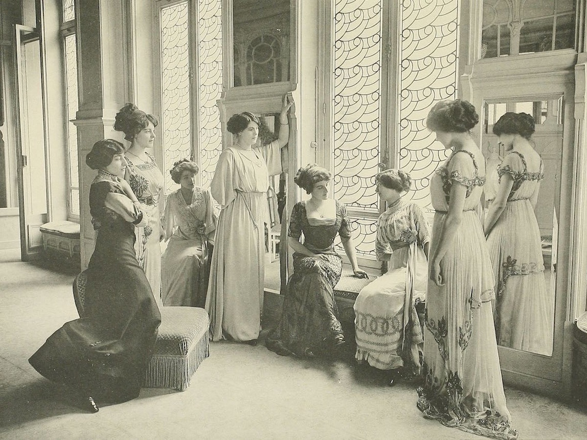 Новинка! Путеводитель: «Как стать светской красавицей?» (с посещением легендарного бара «Медведь» и приветственным коктейлем)