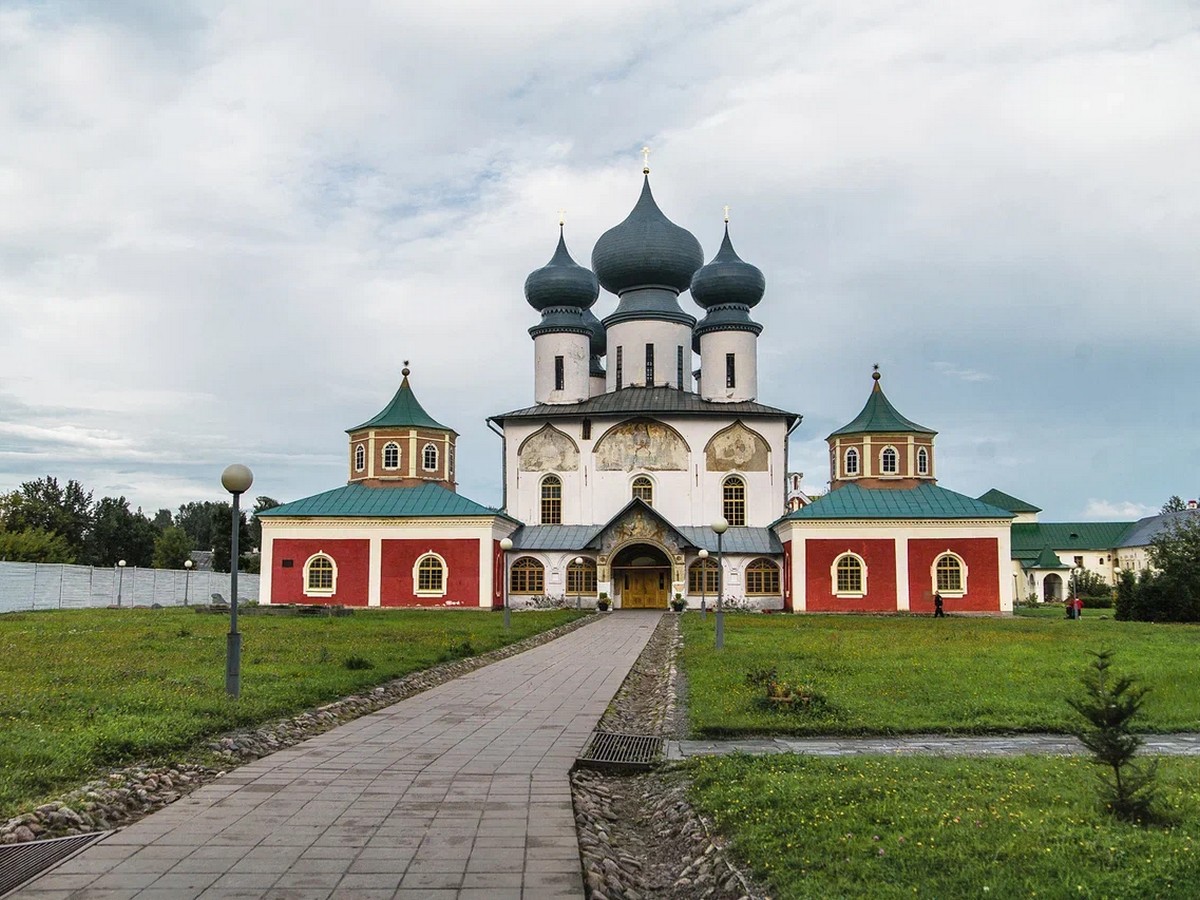 Святые обители Тихвинской земли (с посещением Тихвинского Богородичного Успенского монастыря и обедом)